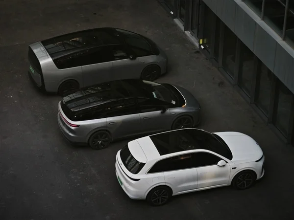 李想曬三車同框!堅稱大空間純電SUV就該像理想i8 李想曬三車同框!堅稱大空間純電SUV就該像理想i8