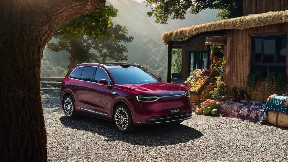 余承東官宣新問(wèn)界M7將在9月發(fā)布：首發(fā)珊瑚紅配色，增程/純電雙版本