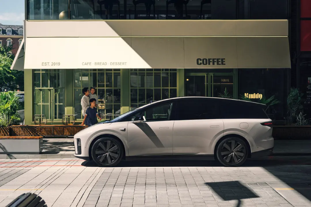 理想十周年,變陣先變?nèi)?" alt="理想十周年,變陣先變?nèi)? data-lazyload="https://x0.ifengimg.com/ucms/2025_31/305A4997AF00CE0D95DC17CFFB66BAA4F20FE1B5_size1219_w1080_h720.png" /></p>
<p>理想的基因從來不在亦步亦趨的學習中,而在反共識的破局里。當行業(yè)爆發(fā)初期集體陷入智駕“軍備競賽”時,選擇在“冰箱彩電沙發(fā)”上大做文章;當對手以價換量血拼時,團隊默默保障研發(fā)投入。這些決策事實上就來源于季度動態(tài)校準的OKR系統(tǒng),允許團隊在安全邊界內(nèi)試錯探索。畢竟當業(yè)務進入無人區(qū),需要先把槍口對準不確定性,而非內(nèi)部排名。</p>
<p>OKR能否幫助理想突圍,除了i8的上市表現(xiàn),還有兩個風向標需要關注。首先是定位更低的i6定價,純電走量車型如果敢用20萬—25萬元區(qū)間直接對標特斯拉Model Y,就說明理想重新?lián)碛辛速€一把的自信;其次是智駕團隊在VLA路線上的深耕能否在年內(nèi)實現(xiàn)城市NOA普及,而非像去年那樣因PBC考核而保守地分批灰度。</p>
<p>真正的自信不是永遠正確,而是敢于在未知面前按下All in。PBC教會了理想如何打陣地戰(zhàn),OKR則要幫它重新學會打游擊戰(zhàn)。</p>
<p><strong>03</strong></p>
<p><strong>造車的護城河在車之外</strong></p>
<p class="detailPic"><img class="" src="http://www.bdsimu.com//uploads/image/2025/0801/101502D107.jpg" title= 理想十周年,變陣先變?nèi)? data-lazyload=