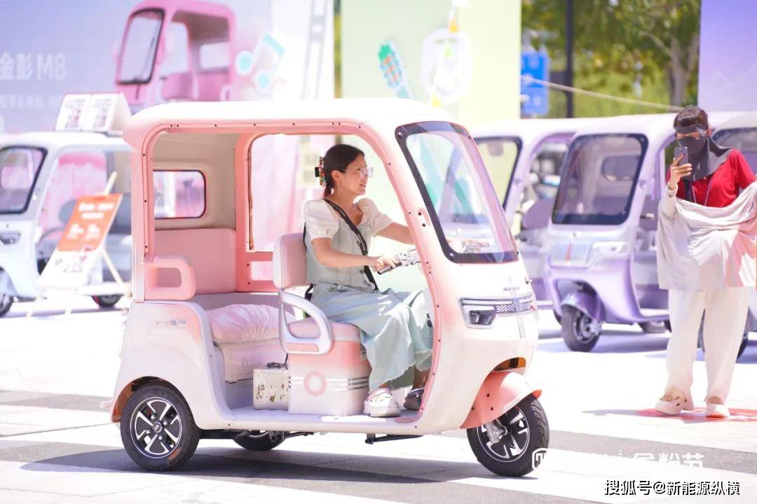 一場金粉節(jié) 驚起三座城!金彭休三+萬達(dá)廣場奏響休三旺季最強(qiáng)音!