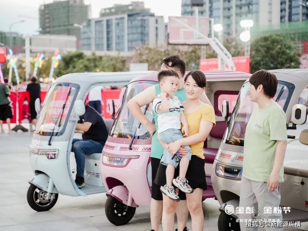 一場金粉節(jié) 驚起三座城!金彭休三+萬達(dá)廣場奏響休三旺季最強(qiáng)音!