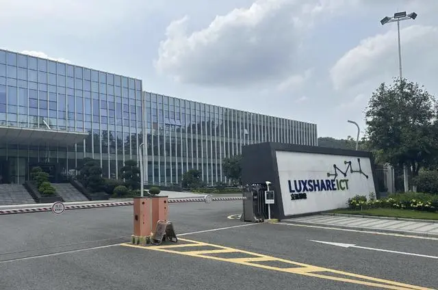 OpenAI與立訊精密簽署協(xié)議,將共同打造一款消費(fèi)級(jí)設(shè)備,這將是OpenAI第一次AI硬件嘗試,而立訊精密則會(huì)成為這款設(shè)備的第一個(gè)中國(guó)合作商