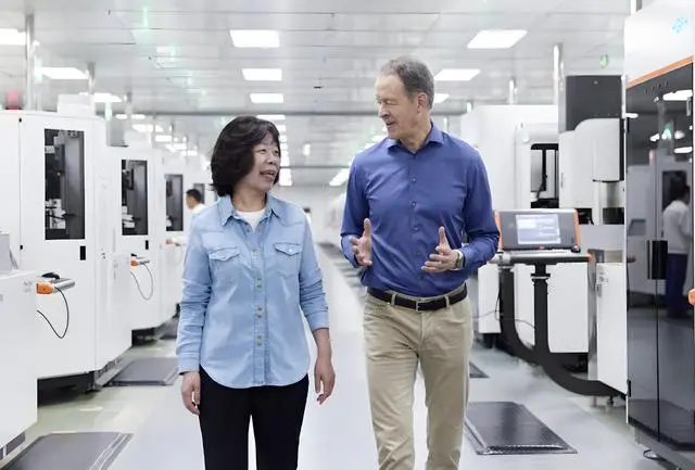 OpenAI與立訊精密簽署協(xié)議,將共同打造一款消費(fèi)級(jí)設(shè)備,這將是OpenAI第一次AI硬件嘗試,而立訊精密則會(huì)成為這款設(shè)備的第一個(gè)中國(guó)合作商