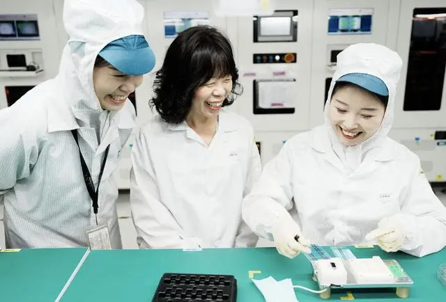 OpenAI與立訊精密簽署協(xié)議,將共同打造一款消費(fèi)級(jí)設(shè)備,這將是OpenAI第一次AI硬件嘗試,而立訊精密則會(huì)成為這款設(shè)備的第一個(gè)中國(guó)合作商