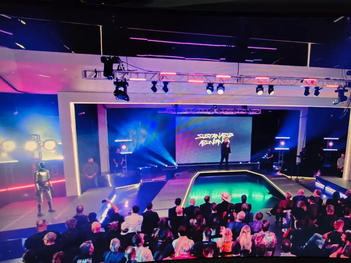 馬斯克股東大會釋放大量信息:FSD很快在華獲批 AI或掌控未來 Optimus在股東大會現場